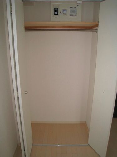 ����4