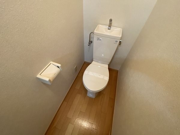 ����4