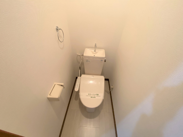 ����4