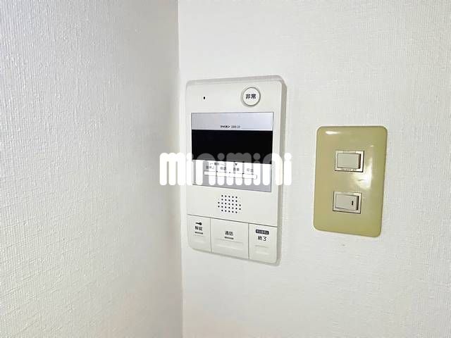 ����9