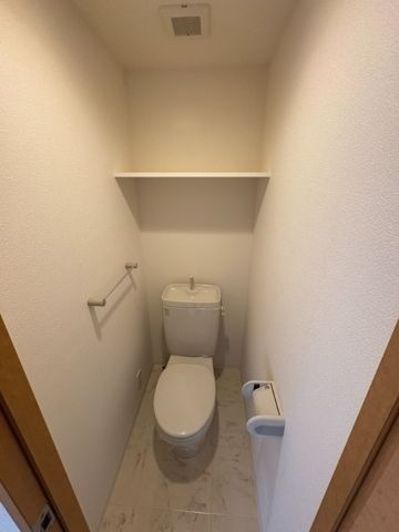 ����4