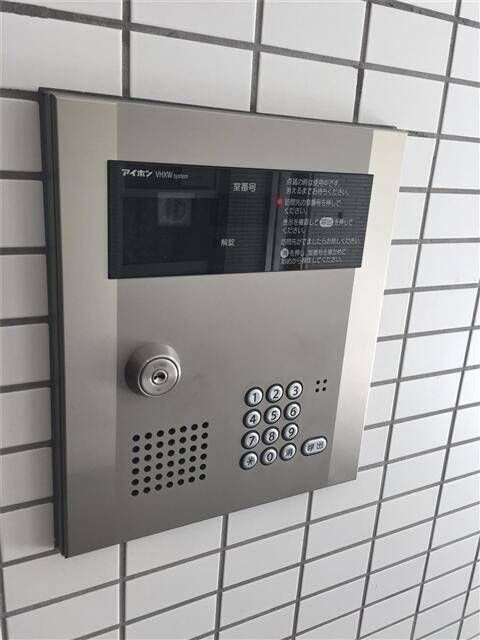 ����12