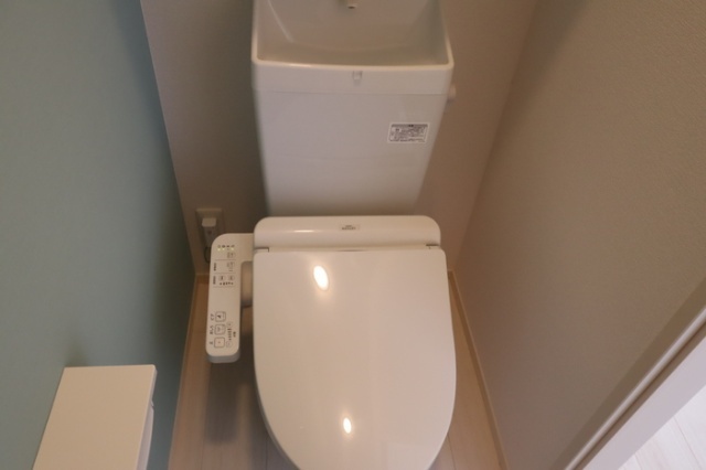 ����4
