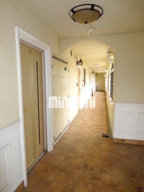 ����18