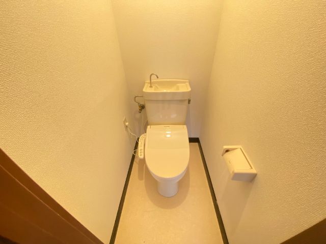 ����4