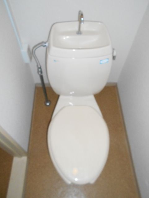 ����4