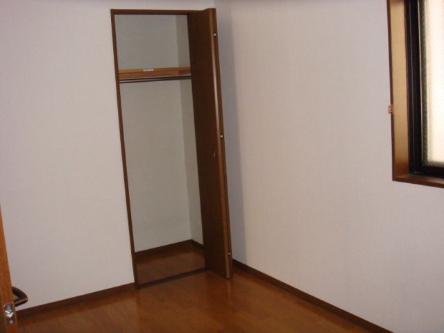 ����4