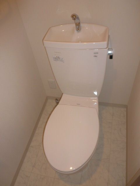 ����4