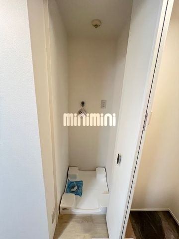 ����9