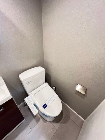 ����4