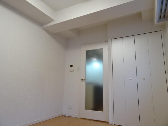 ����12