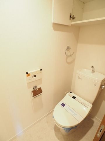 ����4