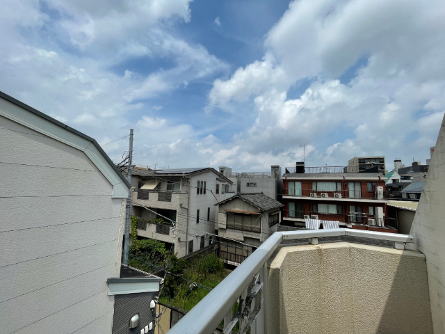 ����12