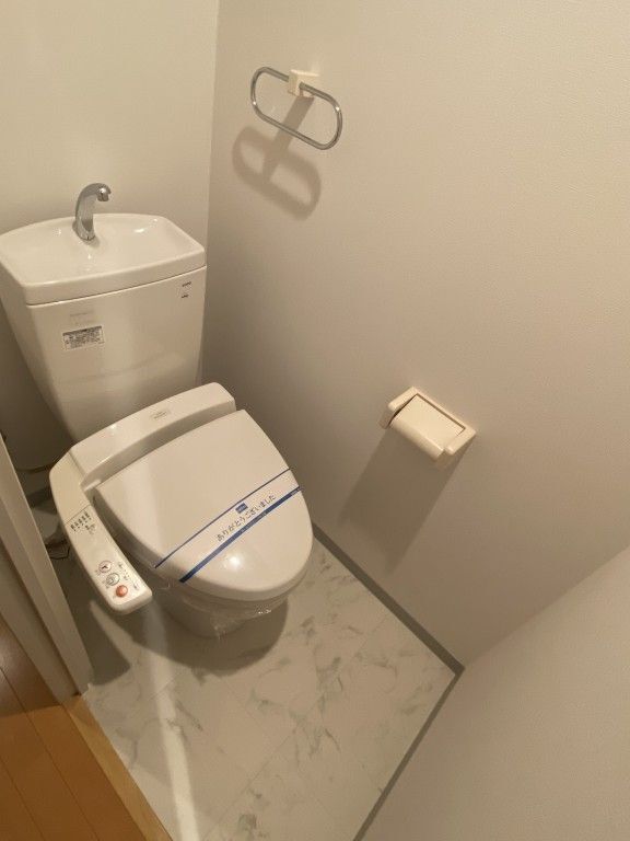 ����4