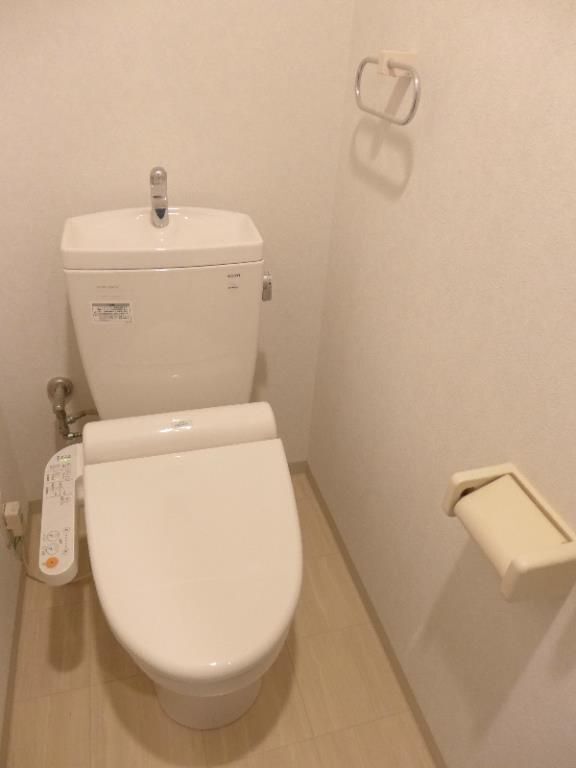 ����4