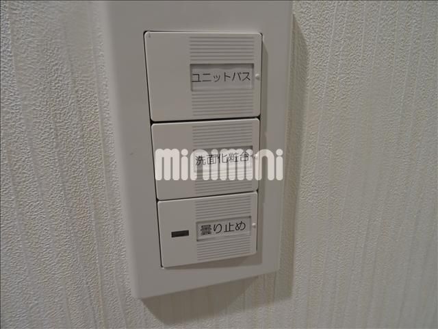 ����12