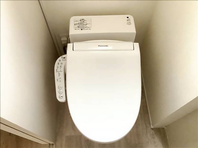 ����4