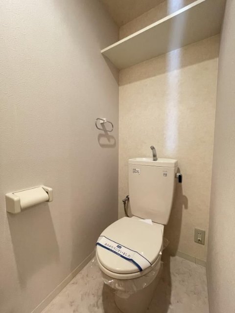 ����4