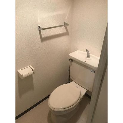 ����4