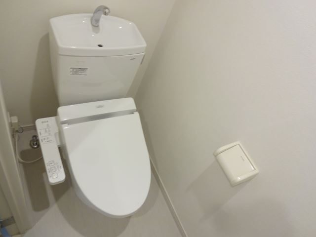 ����4