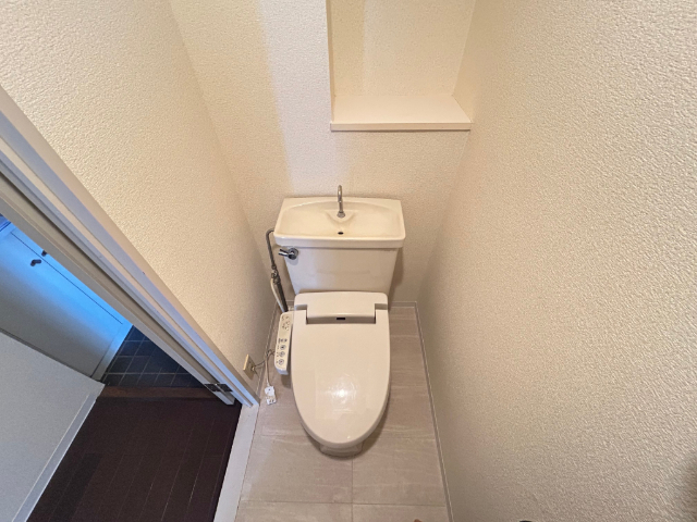����4
