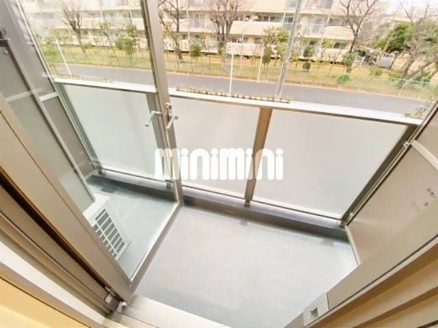 ����9
