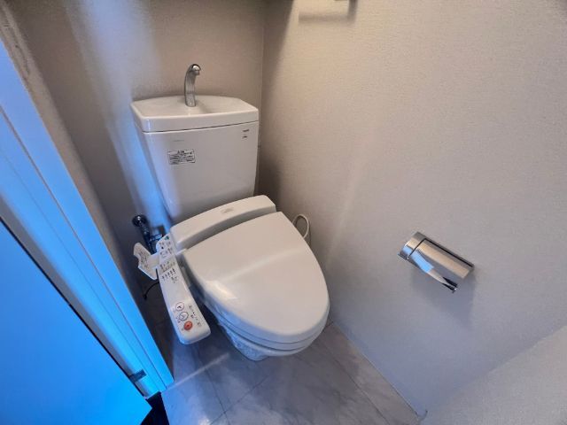 ����4
