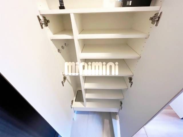 ����18