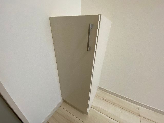 ����17