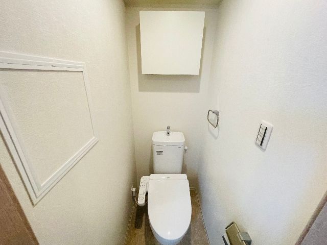 ����4