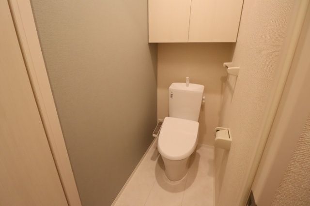 ����4