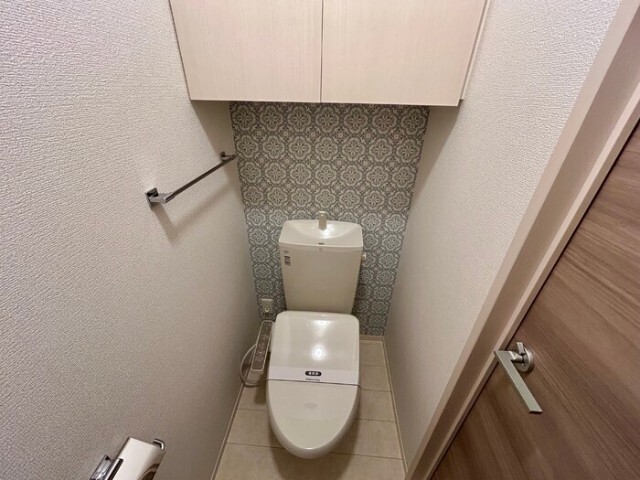 ����4