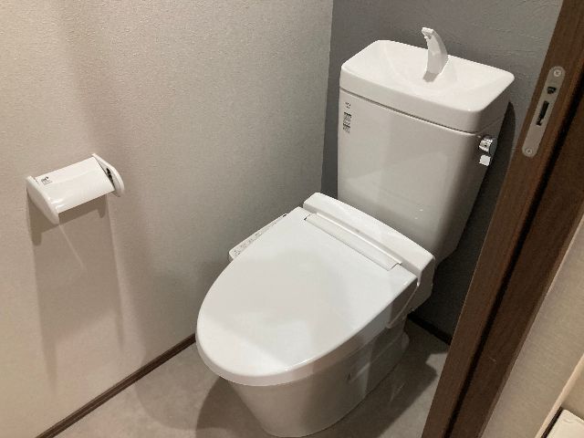 ����4
