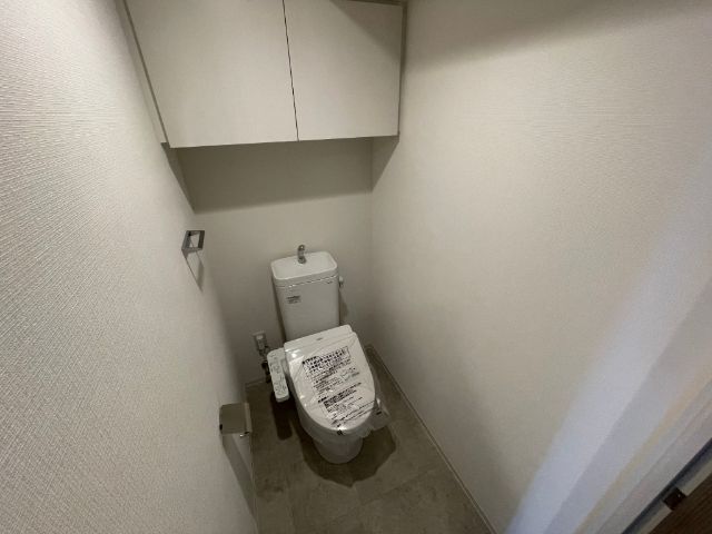 ����4