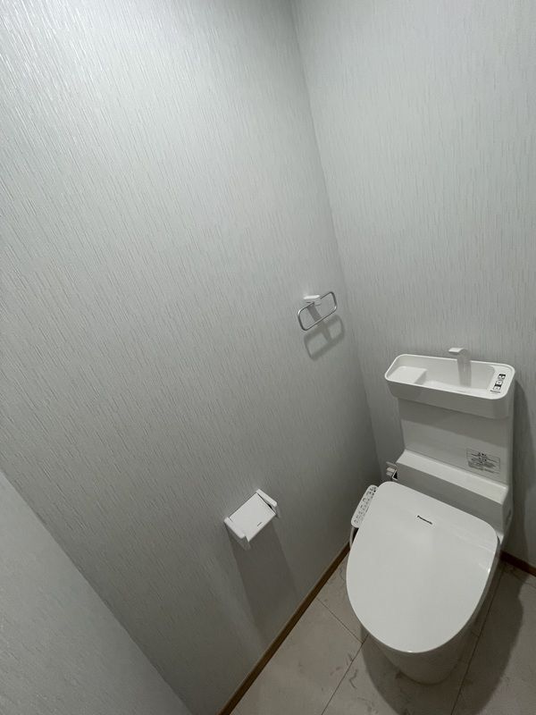 ����4