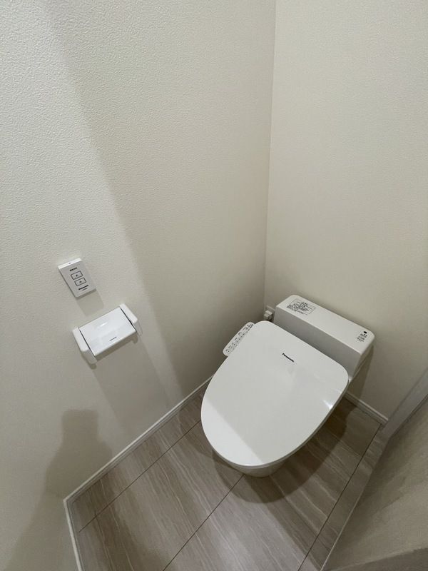 ����4