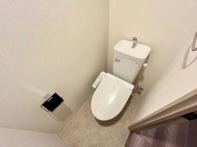 ����4