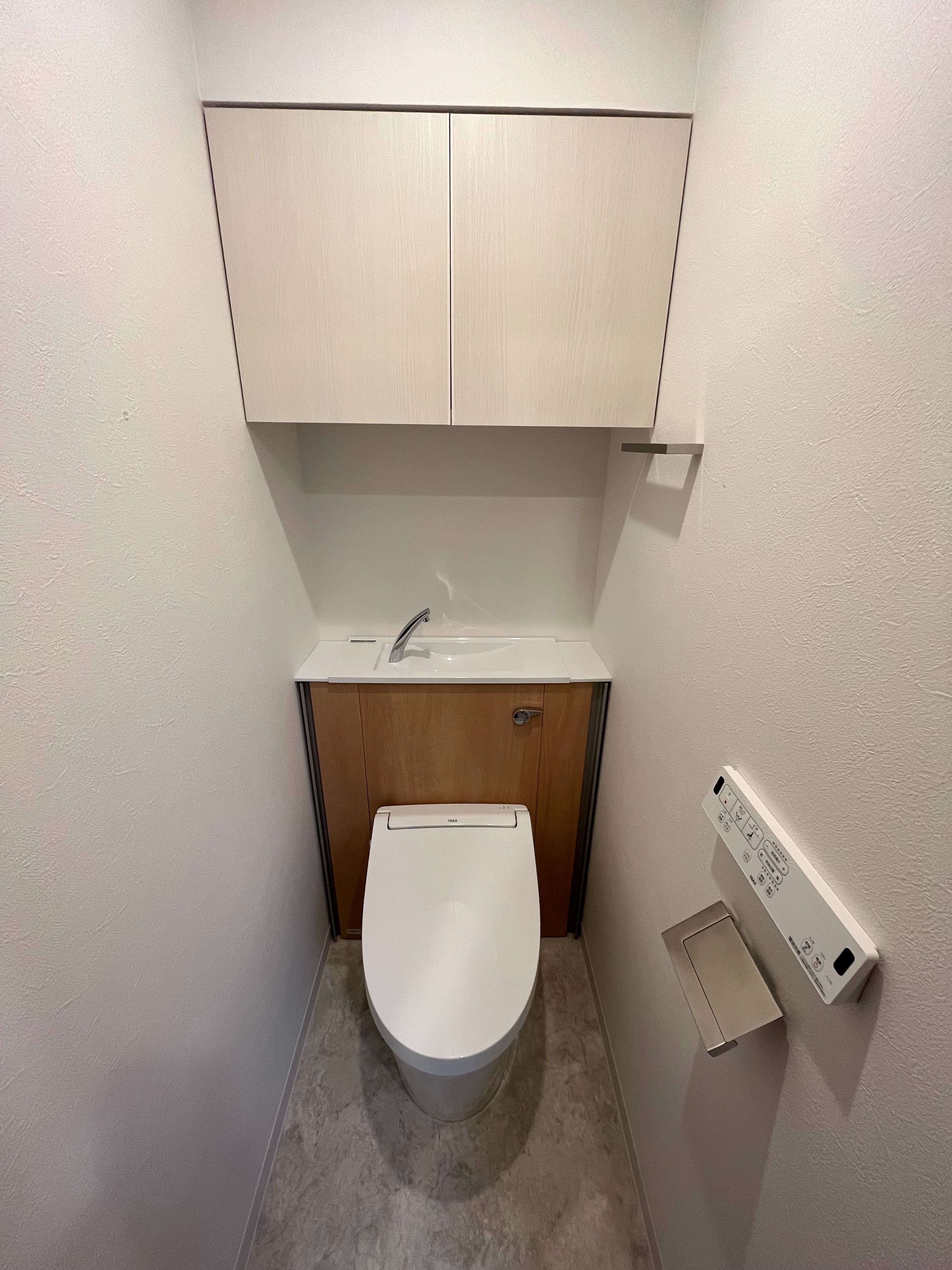 ����4