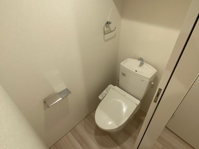 ����4