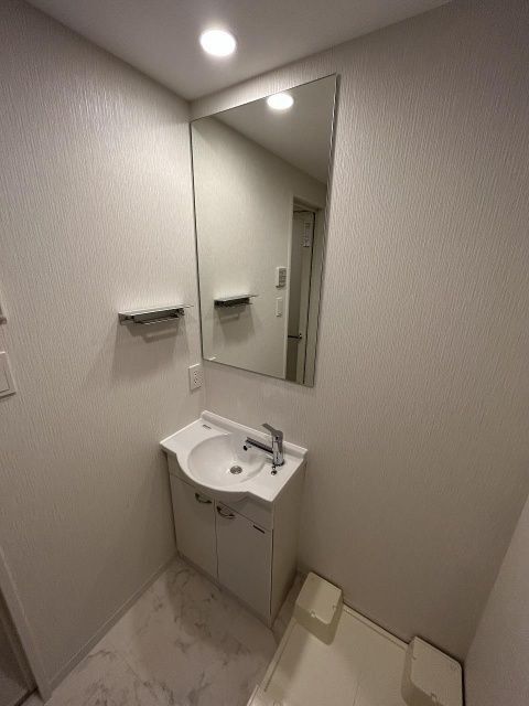 ����4