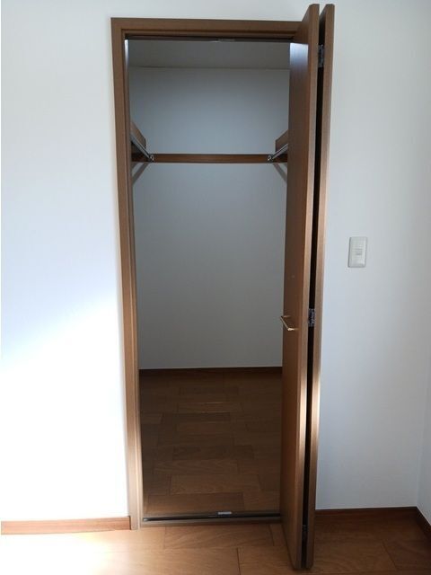 ����4