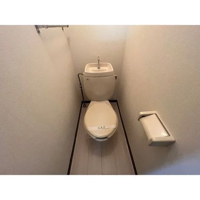 ����4