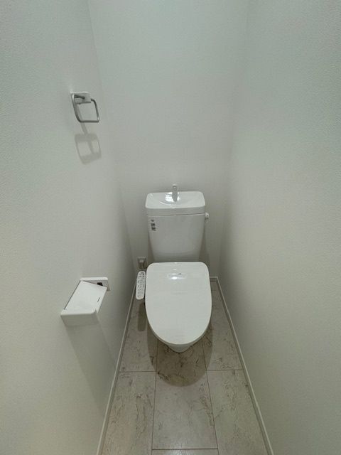 ����4