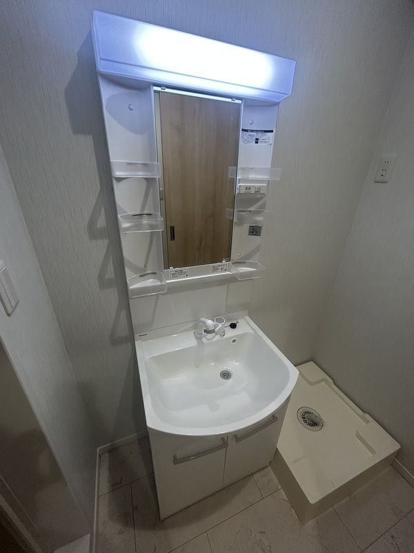 ����4