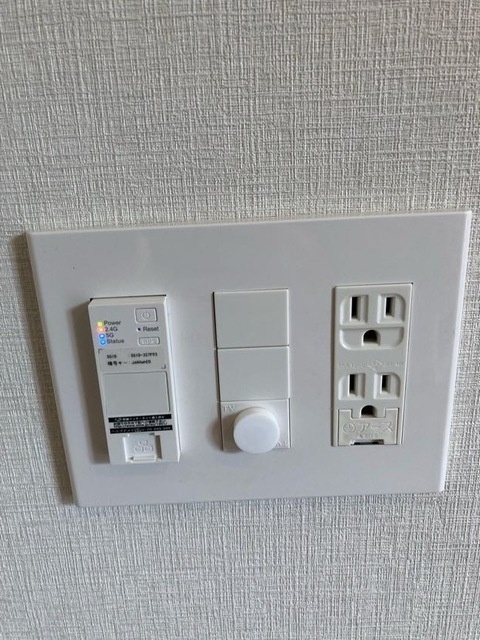 ����15