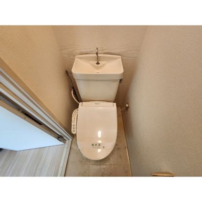 ����4