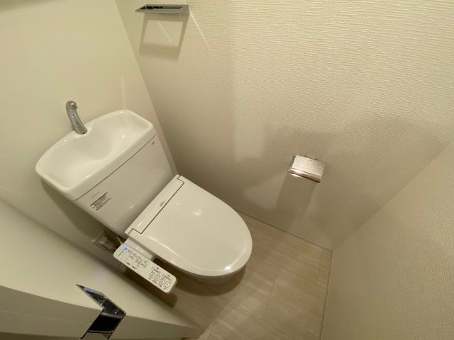 ����4