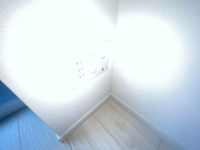����20