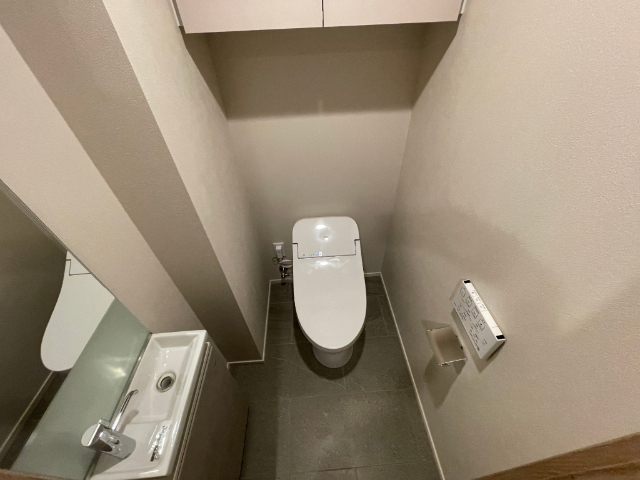 ����4