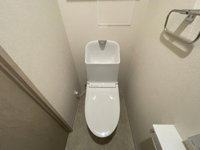 ����4